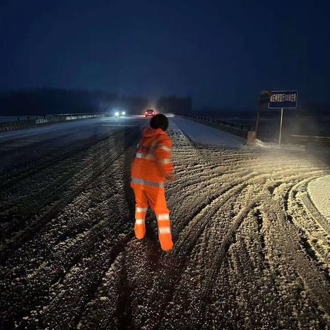 【济南高新】不惧严寒，浴“雪”奋战——临港街道环卫中心清理积雪保畅通