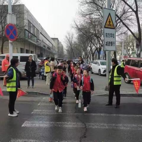 最美家长“护学岗” 一道靓丽“风景线”一一郭守敬小学六3班