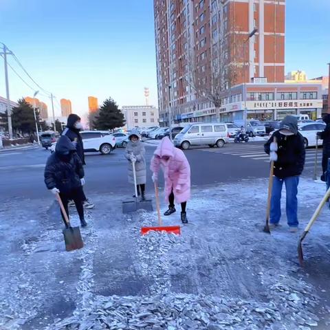 以雪为令齐上阵 闻雪而动显担当——乌兰浩特市政府办开展清雪除冰行动