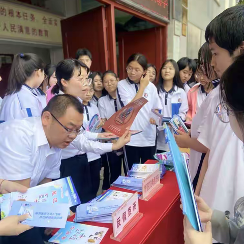 丰顺农商银行走进汤坑镇华侨中学开展“反假货币知识进校园”宣传活动