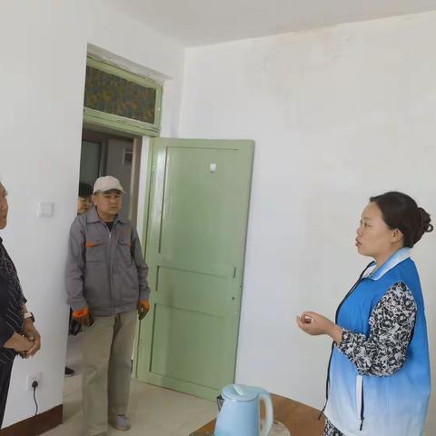 楼上漏水楼下遭殃， 网格员调解促和谐