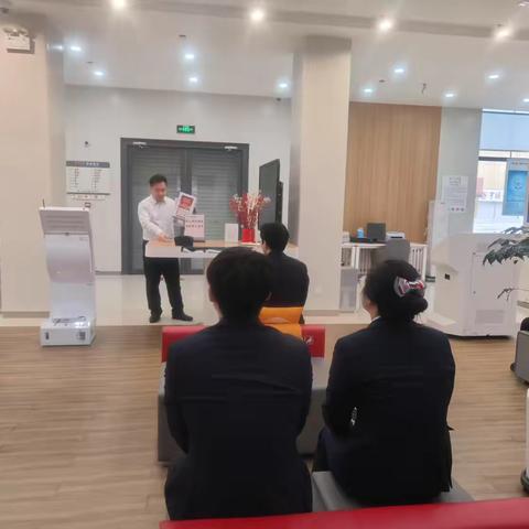鄂伦春支行营业室实行行长坐堂制提升服务管理水平
