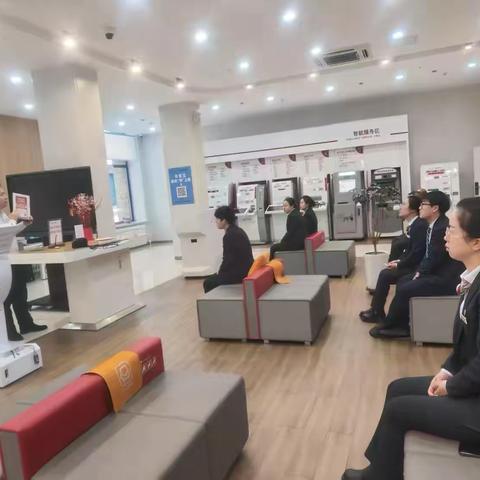 鄂伦春支行认真落实行长坐堂制度