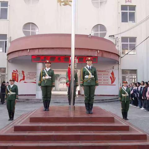 舞钢师范举行以“学宪法，讲宪法”为主题的升旗仪式