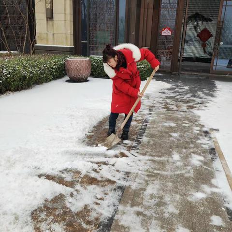 冰雪冬日,网格员开展暖心行动。