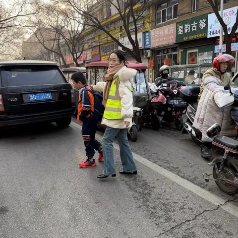 三年级一班家长护学岗：守护上学路的温情防线