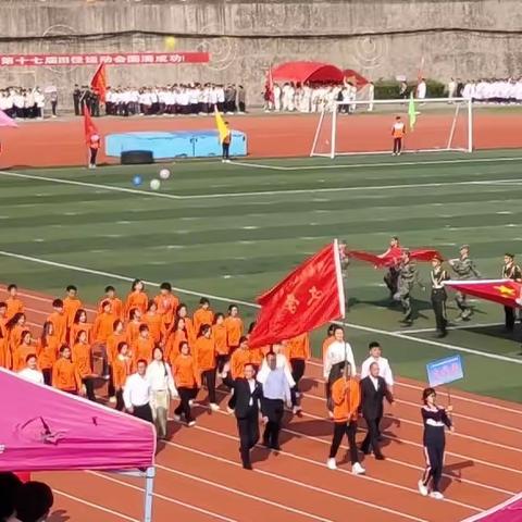 女大学生勇闯运动会