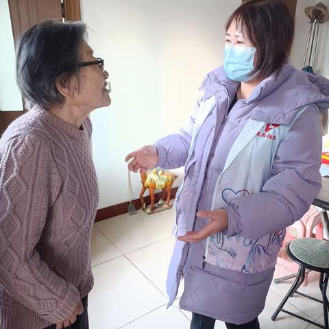 看望独居老人张颖明