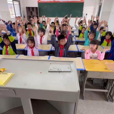 “英”你同行，“语”你同乐