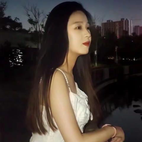 艺名:源源， 身高:172cm  体重:58kg   演艺经历:在音乐餐吧驻唱6个月，小酒馆驻唱六个月，livehouse驻唱3个月，音乐餐厅驻唱3个月，唱过酒吧，期间接各类型商演，跟乐队跟伴奏都可以。