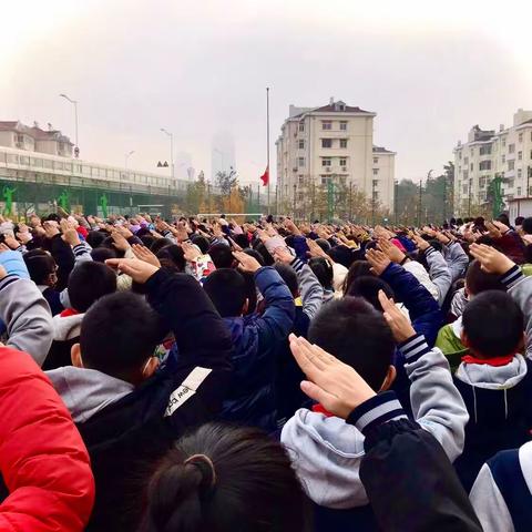 红旗引领，与祖国共成长——绍兴路党支部参加宁夏路小学升旗仪式，传递爱国情怀