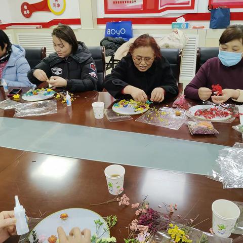 齐鲁软件园社区养老服务站  “巧手生花 制扇制美”
