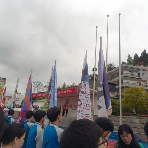 鸟语花香踏青趣，艰难险阻磨意志