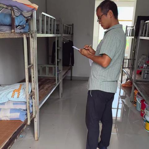 晨光中的细致考评，守护宿舍卫生环境——枫港初中值日领导寝室打分评比纪实