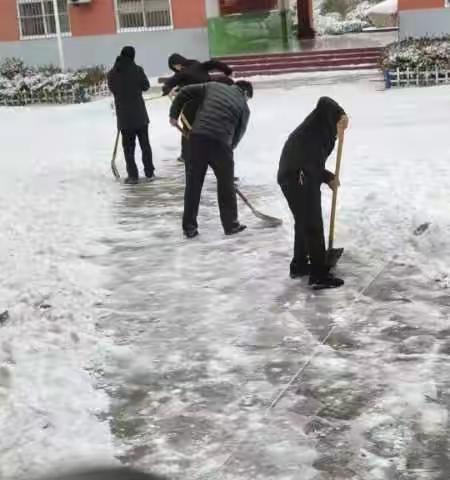 清扫积雪净校园    铲雪除冰保安全——广平县东孟固学校清雪篇