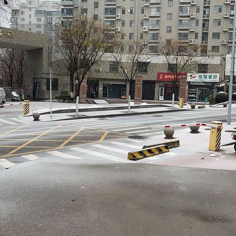 汗水消融坚冰雪，暖心清路保出行——正大二期服务中心清理积雪在行动