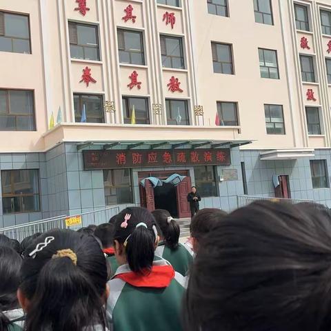 “沉浸式”消防演练     学生实操护校园   ---草滩坝小学消防应急逃生演练