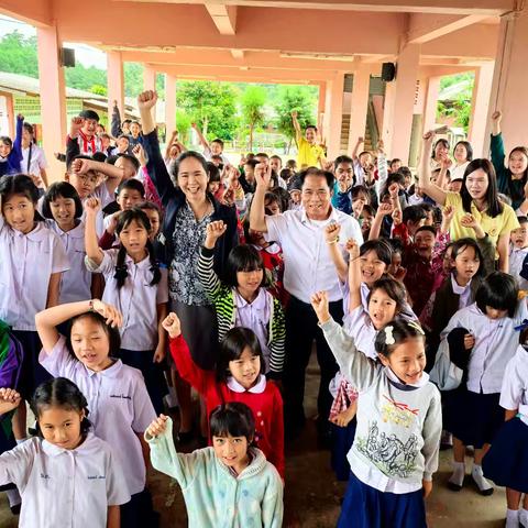 泰中国际企业家联合总会清迈公益行 助力当地教育发展 泰中国际企业家联合总会สมาคมการค้าอิ