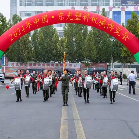 ——东光县老年大学舞蹈二班、军鼓队表演为我县塑料机械博览会开幕式助威添彩。