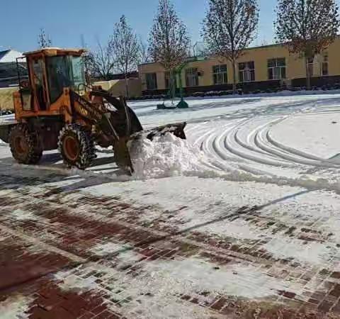 爱意满校园，温情融积雪—爱心人士姚中宁、孟宪荣为姚天宫小学义务除雪