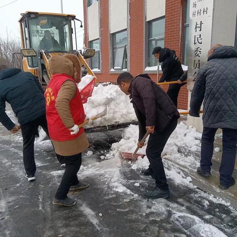 干部带领清扫积雪