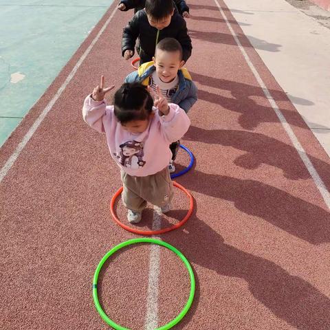 悦运动    越健康——小林幼儿园阳光体育活动《跳圈圈》