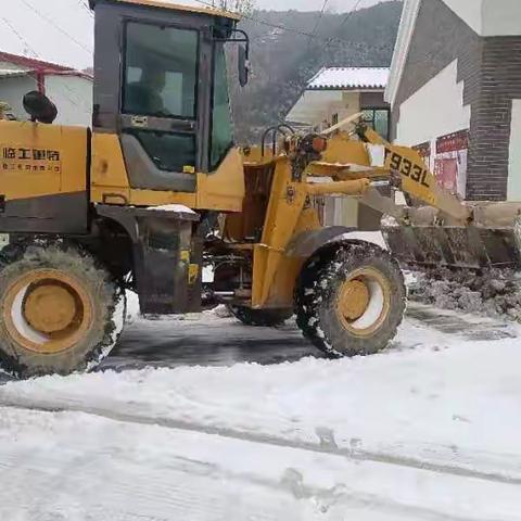 下雪是景，扫雪是情