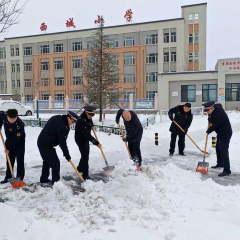 扫雪除冰保畅通 真情服务暖民心