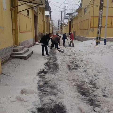 除雪破冰，消除隐患保畅行