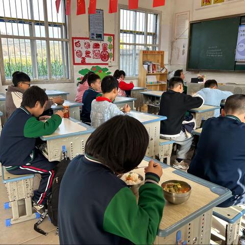 “暖心陪餐，共护健康”——夏畈镇中心小学免费午餐家长陪餐活动