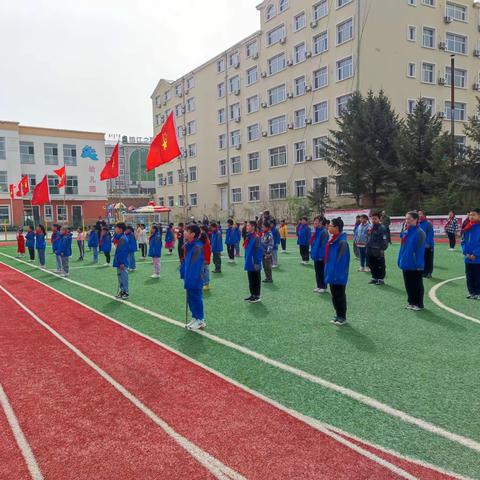 乌兰布统小学开展以“ 学习二十大 争做好队员----我是小小石榴籽”为主题的趣味游戏运动会