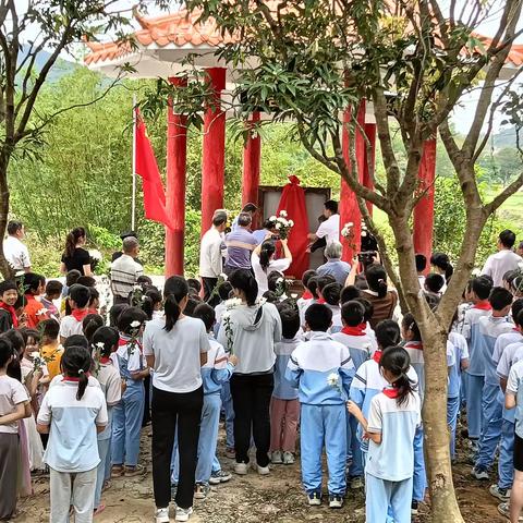 那霍镇淡粉村党总支开展清明烈士纪念碑祭扫活动. 永不忘记，致敬英雄，汲取奋进力量