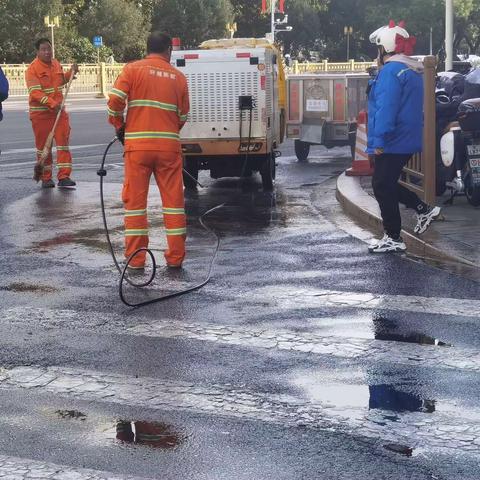 迅速处理路面跑水--保障居民出行安全