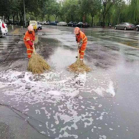 雨后及时推水作业——保障道路畅通