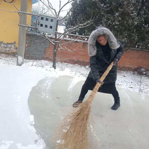 初雪满校园 扫雪护安全 东陵满族乡新立幼儿园扫雪活动