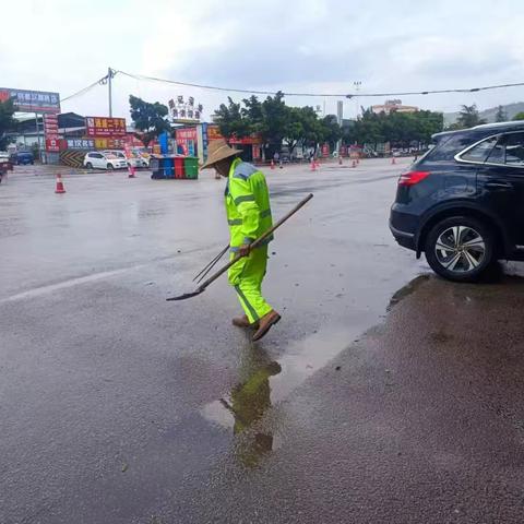 【宜良玉禾田】雨润街巷净无尘，环卫辛劳映日新