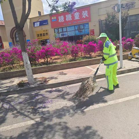 【宜良玉禾田】 暑灼街巷躬身扫，汗铸文明赤子心