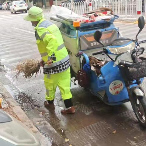【宜良玉禾田】伞倾雨急扫泥泞，步稳情坚守市容