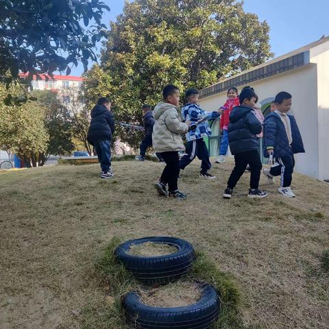 临颍县南街幼儿园大班艺术组户外区域活动研讨——野战区