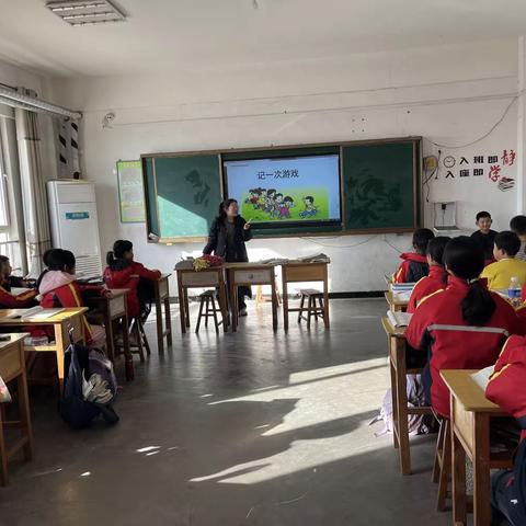 在玩中学会规则 在学中品鉴诗词——束城学区谭中良小学“击鼓传花”之古诗篇