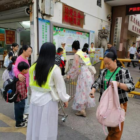 微光护学路，家校暖同行