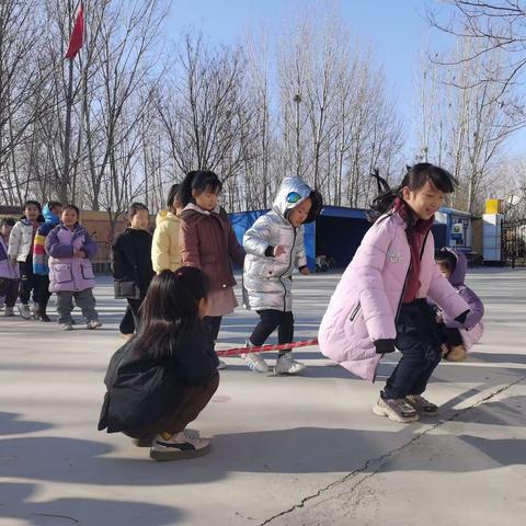 阳光运动，快乐成长—景和镇张雅莪小学开展跳高、接力传球比赛活动