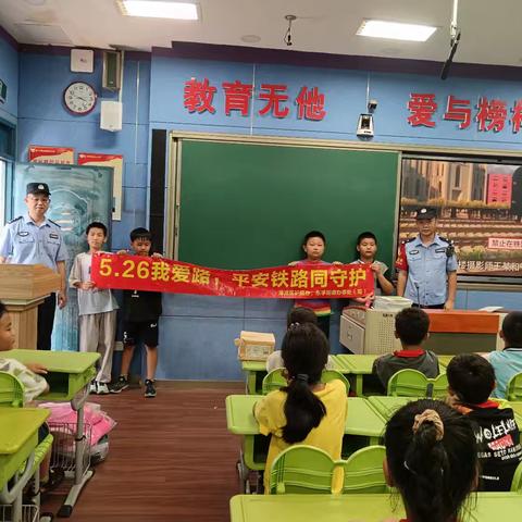 海沧区护路办副主任带头开展“5.26 我爱路”入校宣传活动