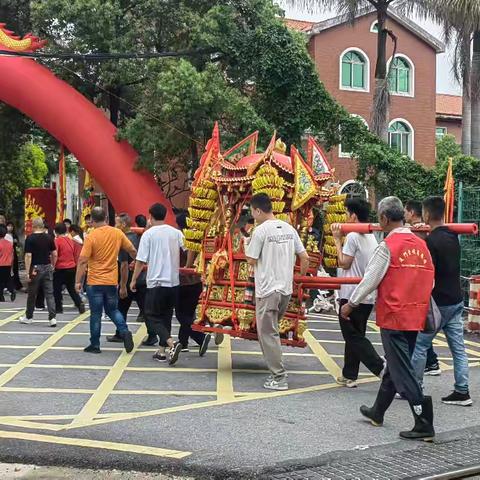 欢乐逛庙会，安全护铁路