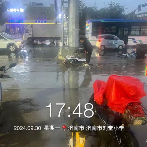 段北街道办事处刘家堂社区——沉醉”不知归路”，网格员及时救助。