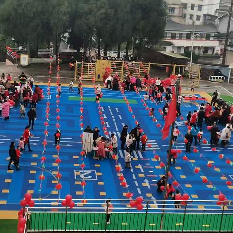 新场幼儿园“喜迎蛇年，庙趣横生”的亲子活动