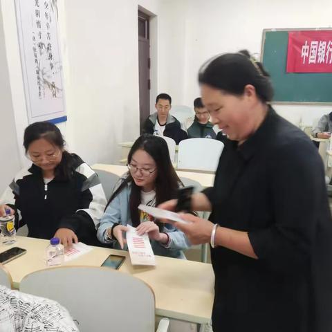 反假货币宣传进社区、进公园、进学校 ——中国银行长治市分行开展反假宣传月活动
