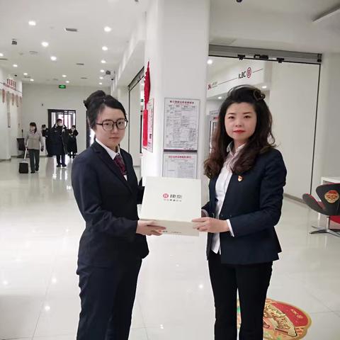 辽宁营口新华支行体贴基层冷暖为网点新入职女员工发放保暖棉鞋