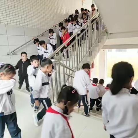 火警无情 演练先行 ——记西区第一小学第一分校消防疏散演练