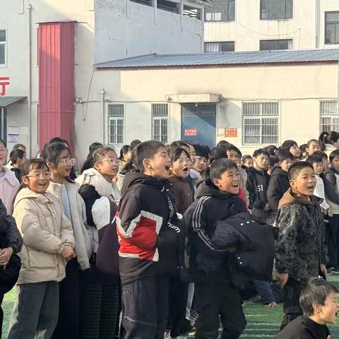 “拔”出精彩，“河”作共赢—记尹集镇中心小学冬季拔河比赛